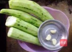 蒜蓉炒丝瓜的做法图解1