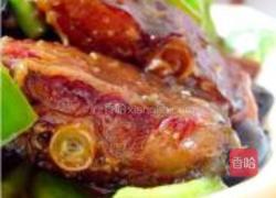 青椒焖腊鱼的做法图解7