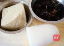 木耳烧豆腐的做法图解1