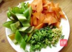 胡萝卜青椒炒菜花的做法图解2