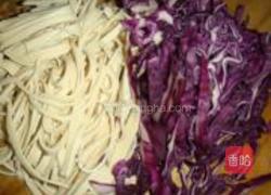 紫甘蓝炒千张的做法图解1