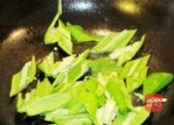 蒜苗炒香干猪耳的做法图解3