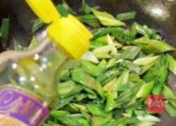 蒜苗炒香干猪耳的做法图解4