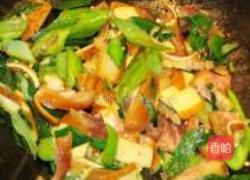 蒜苗炒香干猪耳的做法图解6