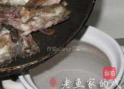 香菜杂鱼汤的做法图解2