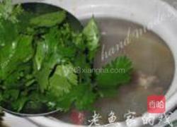 香菜杂鱼汤的做法图解3