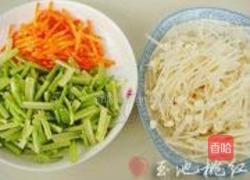凉拌芹菜金针菇的做法图解1