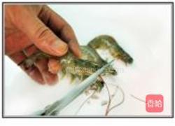 蒜香开片基围虾的做法图解2