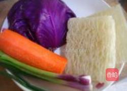 紫甘蓝斋炒米的做法图解1