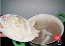 白萝卜猪骨汤的做法图解5