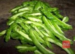 炝拌苦瓜的做法图解2