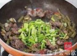 蒜苗酸豇豆爆鸡杂的做法图解11