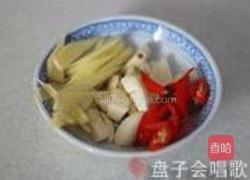 蒜苗酸豇豆爆鸡杂的做法图解2