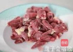 蒜苗酸豇豆爆鸡杂的做法图解4