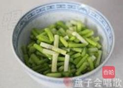蒜苗酸豇豆爆鸡杂的做法图解6