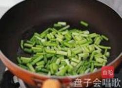 蒜苗酸豇豆爆鸡杂的做法图解7