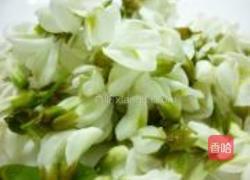 槐花煎蛋的做法图解1