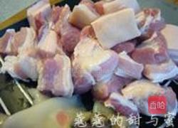 鹌鹑蛋鱿鱼红烧肉的做法图解1