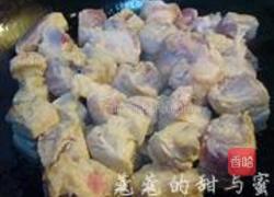 鹌鹑蛋鱿鱼红烧肉的做法图解2