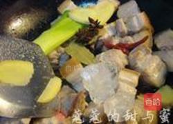 鹌鹑蛋鱿鱼红烧肉的做法图解3