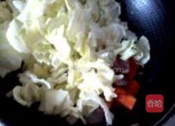 包菜炒腊肠的做法图解5
