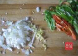 青椒榨菜炒牛肉的做法图解2