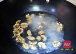 琥珀桃仁的做法图解2