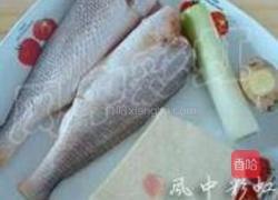 黄鱼炖豆腐的做法图解1