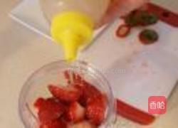浓情草莓香蕉塔的做法图解3