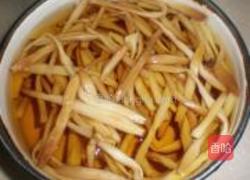 黄花炒肉的做法图解1