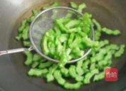 金沙苦瓜的做法图解1
