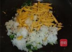 鸡蛋炒玉米饼米饭的做法图解6