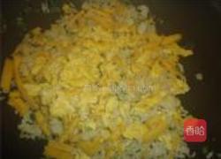 鸡蛋炒玉米饼米饭的做法图解7