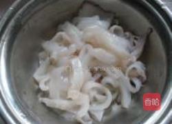 韭苔炒鱿鱼圈的做法图解2