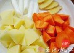 胡萝卜土豆骨头汤的做法图解1