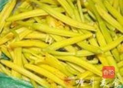 鲜黄花菜炒肉丝的做法图解1