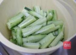 青瓜炒脆皮肠的做法图解1