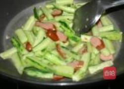 青瓜炒脆皮肠的做法图解5