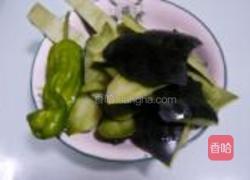 青椒炒瓜皮的做法图解1