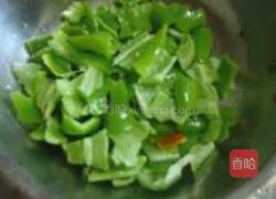 尖椒炒红肠的做法图解3