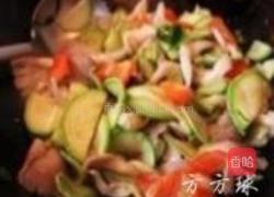 平菇炒鲜蔬的做法图解9