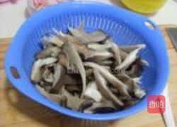 蘑菇炒肉片的做法图解2