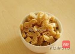 松子菠菜苗炒意粉的做法图解3