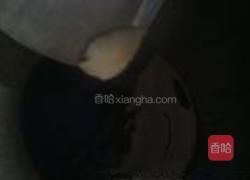 茄汁油渣炒馒头的做法图解5