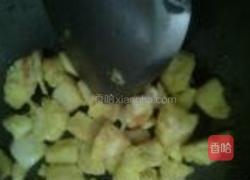 茄汁油渣炒馒头的做法图解6