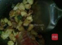 茄汁油渣炒馒头的做法图解10