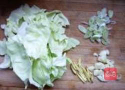 酱爆手撕包菜的做法图解2