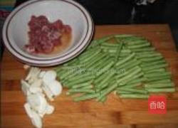 肉片炒豆角的做法图解1