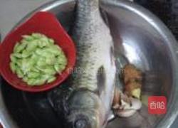 紫苏毛豆烧鲫鱼的做法图解1