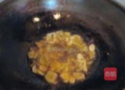 紫苏毛豆烧鲫鱼的做法图解3